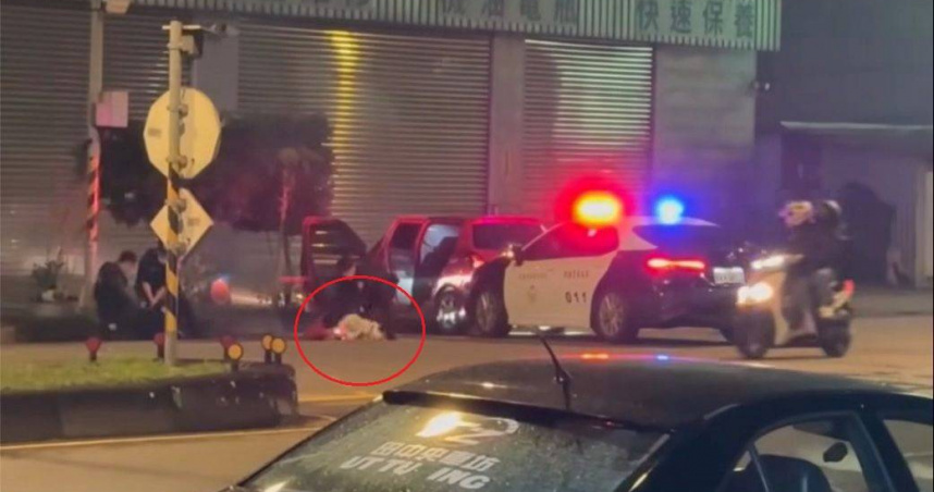 狗都嫌棄！毒蟲疑吸嗨自撞被逮　白色貴賓見主人被壓制直接拋下他落跑