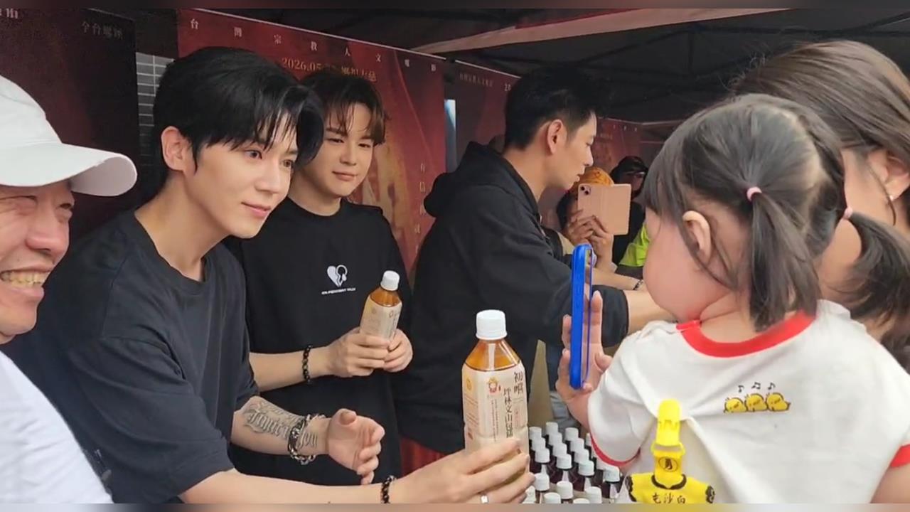 粉紅超跑人潮驚見「野生男神」　歌手畢書盡貼心發飲料