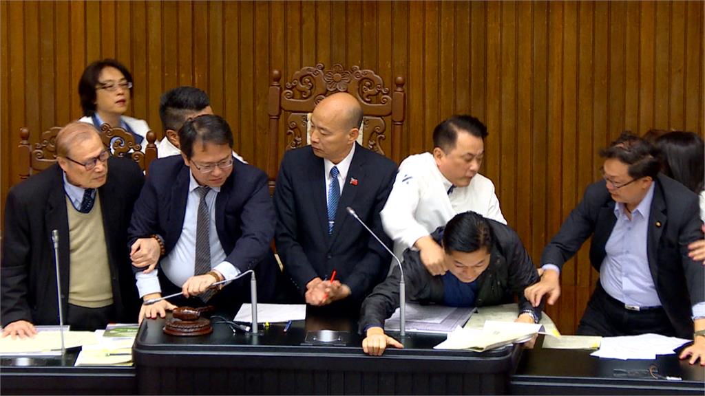 藍「突襲」審選罷法　綠委衝主席台杯葛爆全武行