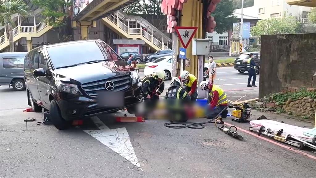 休旅車右轉後方騎士倒地滑行　直接衝進車底