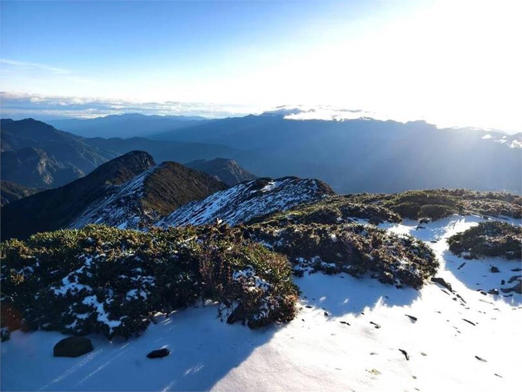 雪山耶誕夜迎入冬首場瑞雪！　5公分皚皚白雪覆蓋主峰超浪漫