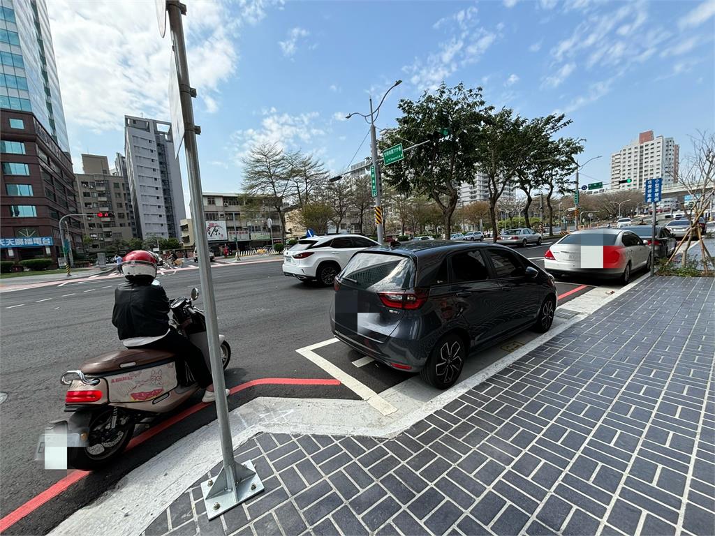 獨家／台中忠明南路出現奇景！　機車待轉格竟違停一輛轎車