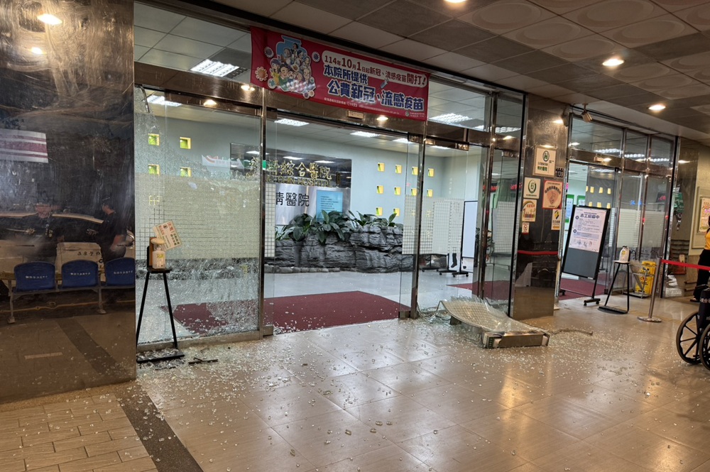 鐵鎚敲碎醫院大門玻璃 52歲男被逮控不滿治療效果