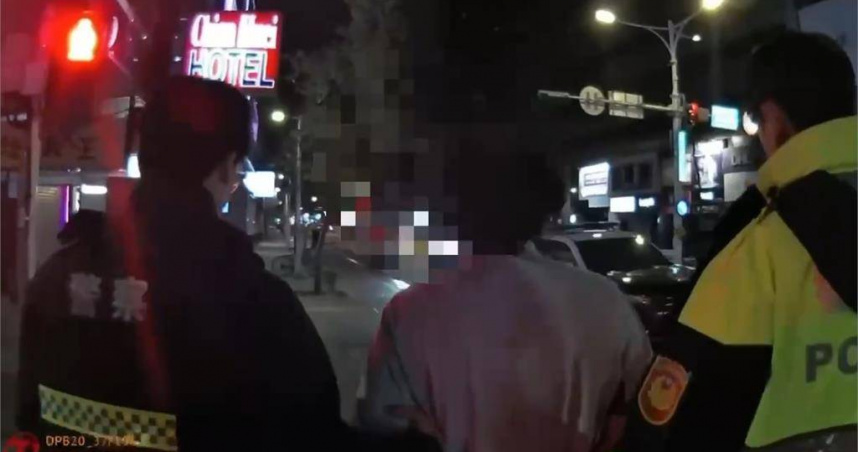 北捷深夜驚魂！男搭末班車「2水果刀插口袋」　乘客嚇壞求救