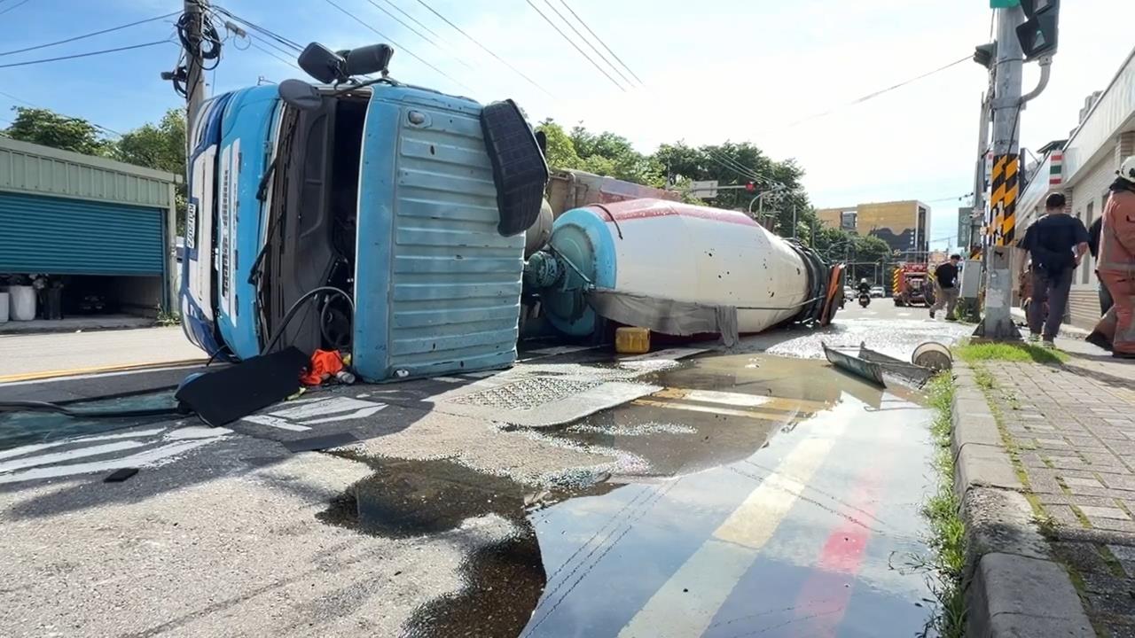 快新聞／水泥預拌車翻覆！新竹路口瞬間變「灰白河」驚悚畫面曝光