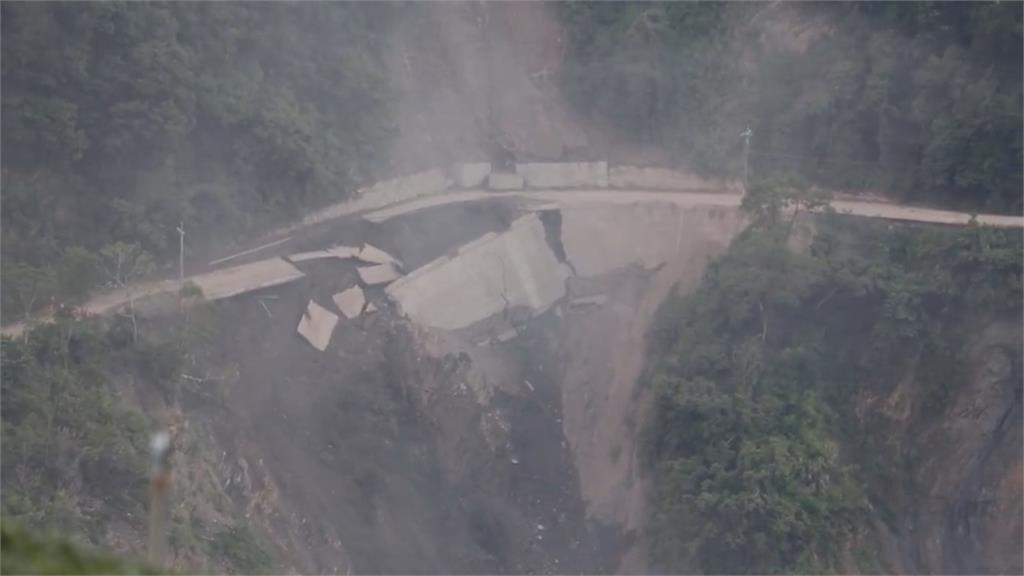 萬幸！路面傾斜裂縫急封路！　力行產業道百米路基崩塌...鏡頭直擊！
