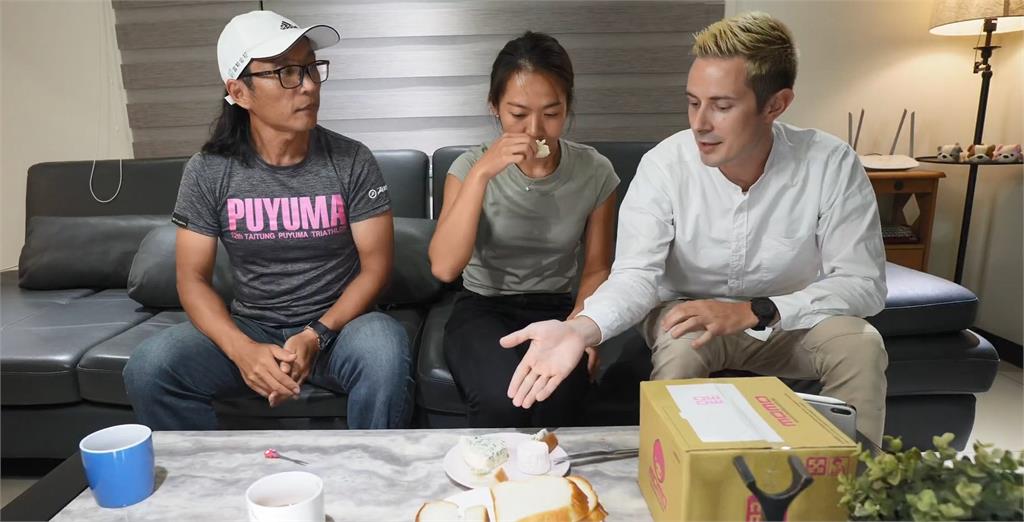 法國特色美食!她初嚐藍紋起司遭氣味攻擊 直呼:聞一聞真的會暈