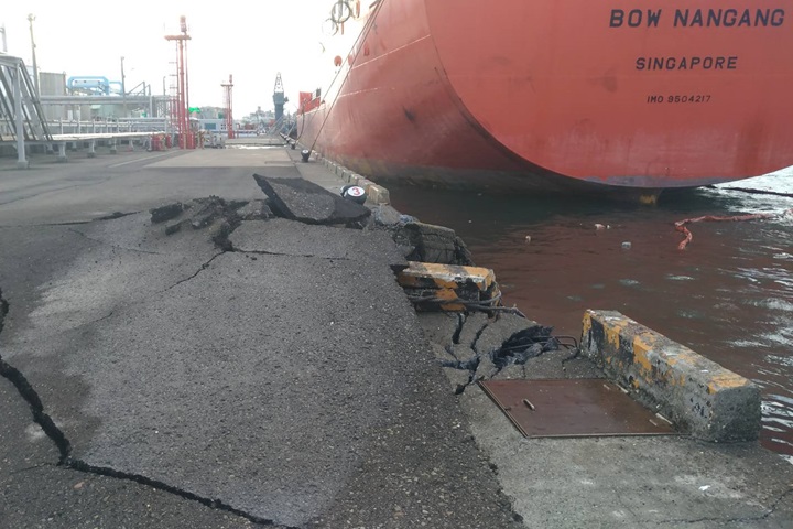 (影)高雄港貨輪撞碼頭 路面毀損