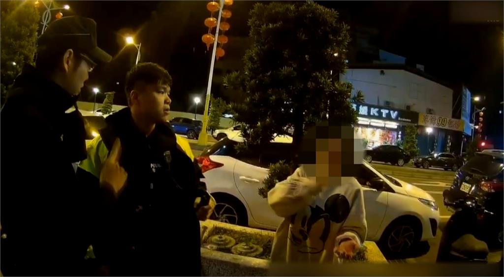 疑和男友吵架心情差？花蓮女隨機「持剪刀行刺」　路人頸部濺血