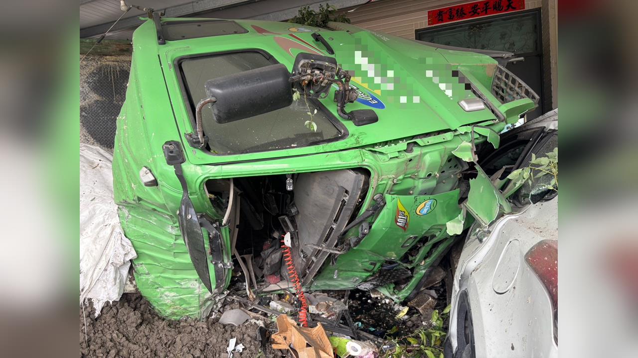 快新聞／台東曳引車翻覆衝進民宅　駕駛「因這1事」遭拋飛當場死亡