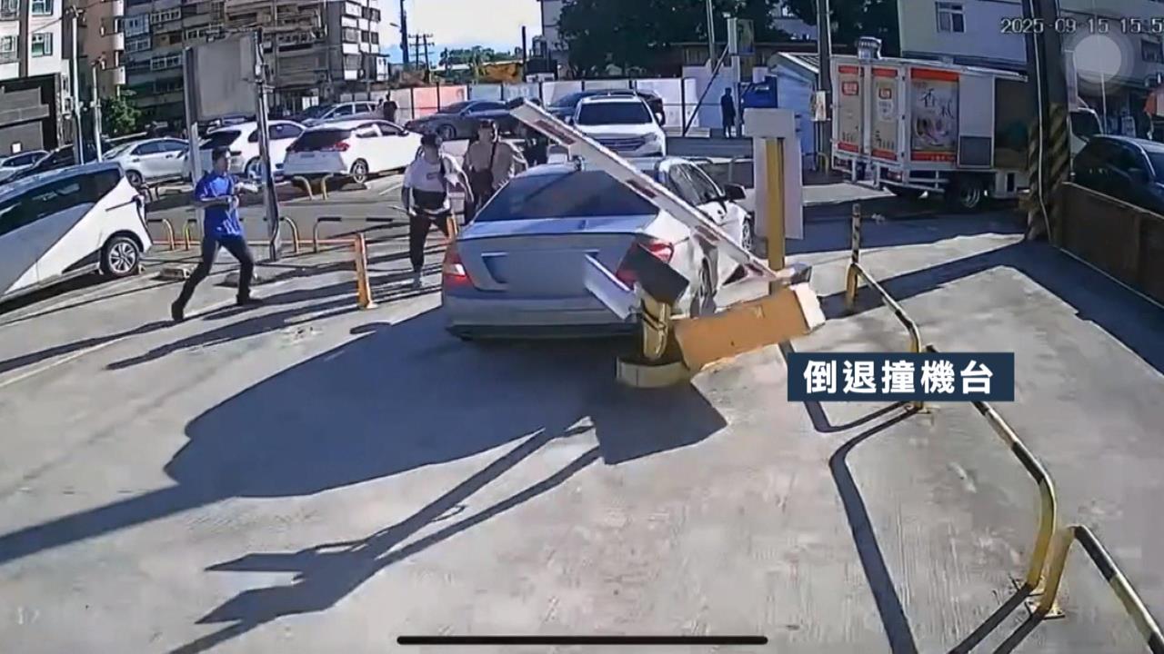 宜蘭警匪追逐!女載通緝男友"逃竄亂撞"爆胎繼續開