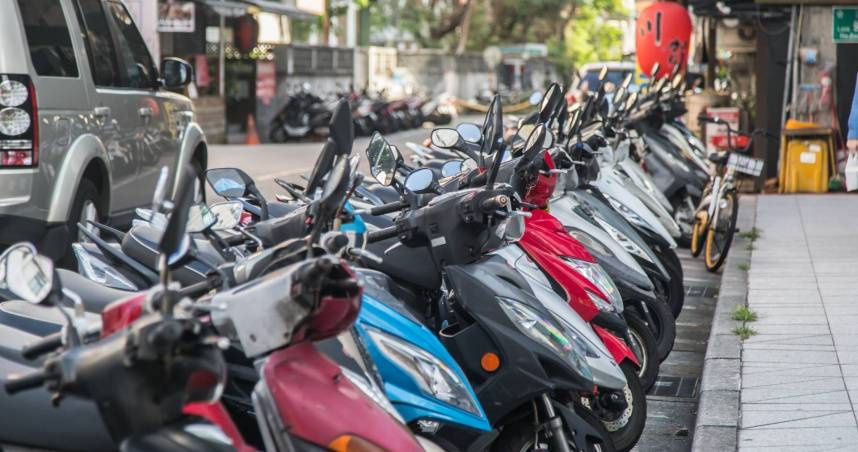 停機車「要不要立中柱？」網吵翻　2情況恐違規！最高罰1200元