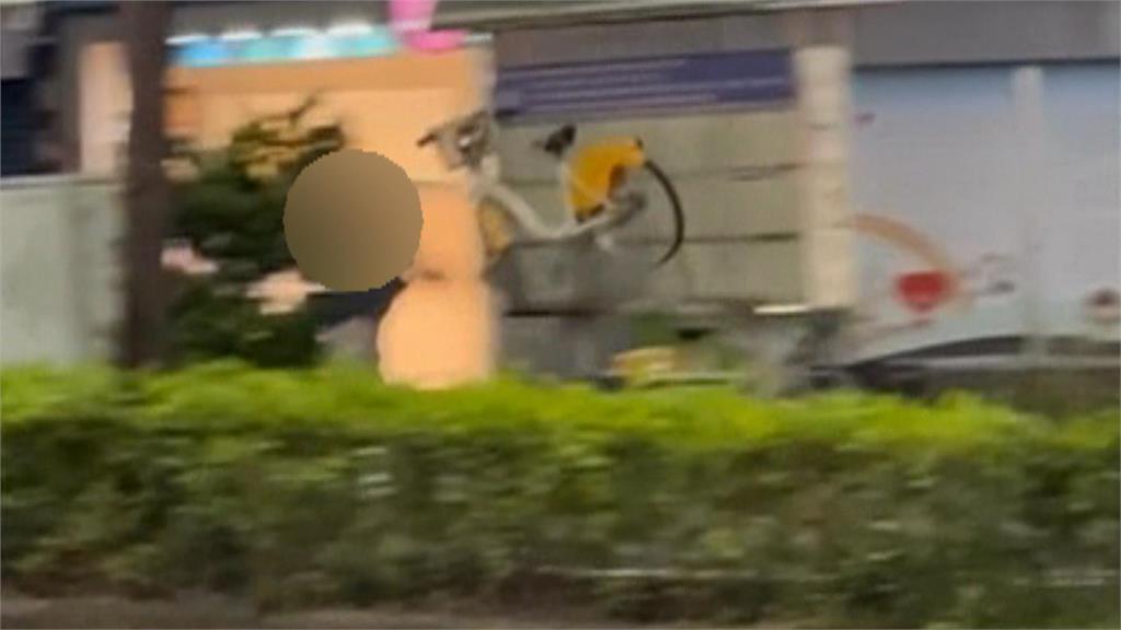怪男扛YouBike砸布告欄、咆哮　被逮親揭「離譜原因」