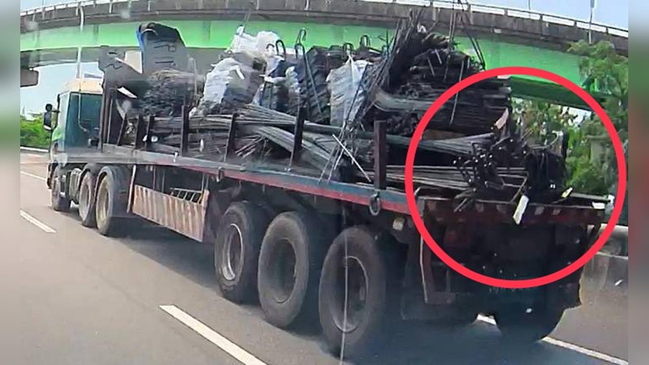 台74驚魂！17根鋼條狂砸路面　3輛車閃不及當場爆胎幸無傷
