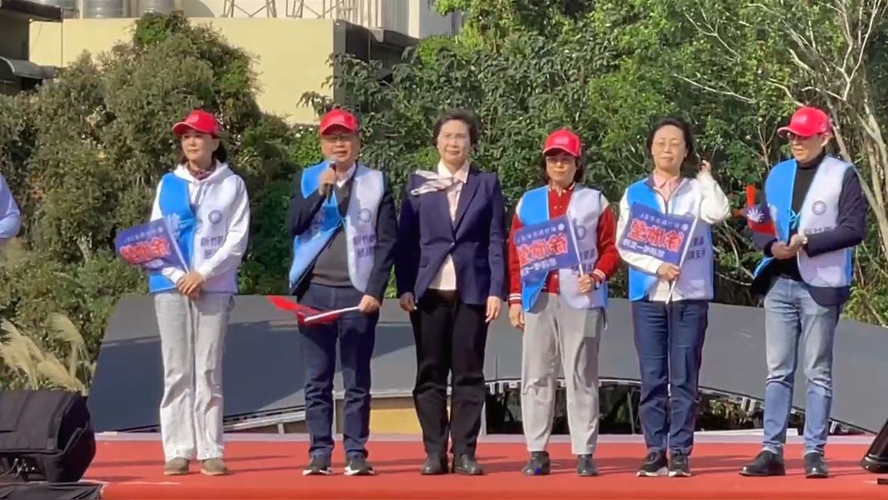 誓師大會意外！徐欣瑩湖口大造勢舞台電視牆竟倒塌