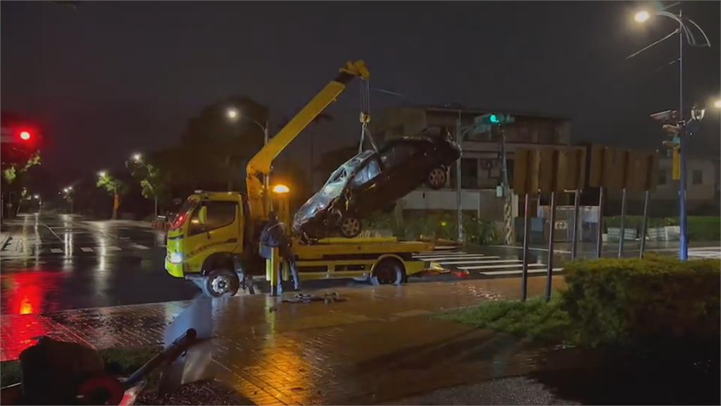 疑不熟路況　車速過快　酒駕過彎衝進公園翻車