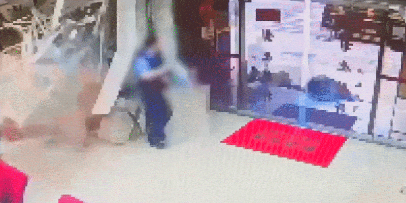 最新／12秒驚悚畫面曝！三立採訪車撞彰銀釀10傷　保全急跳開「逃過一劫」