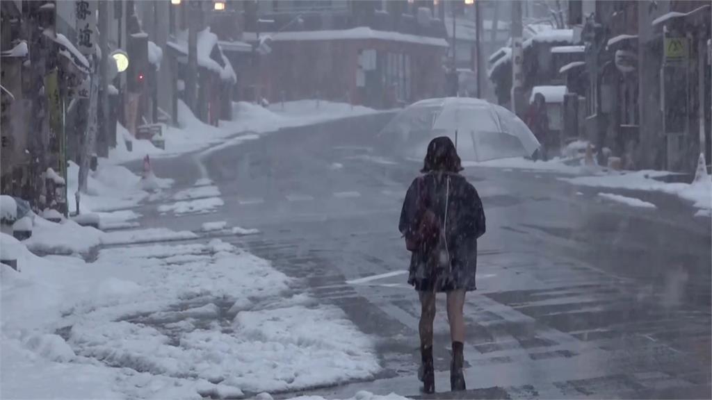 冰封日本！　超強寒流來襲　各地路面積雪、結冰意外頻傳