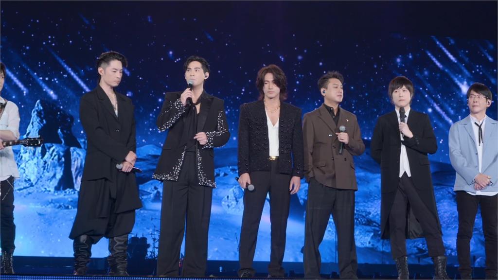 五月天、Ｆ４世紀同台！　獻唱流星雨、全場掀回憶殺