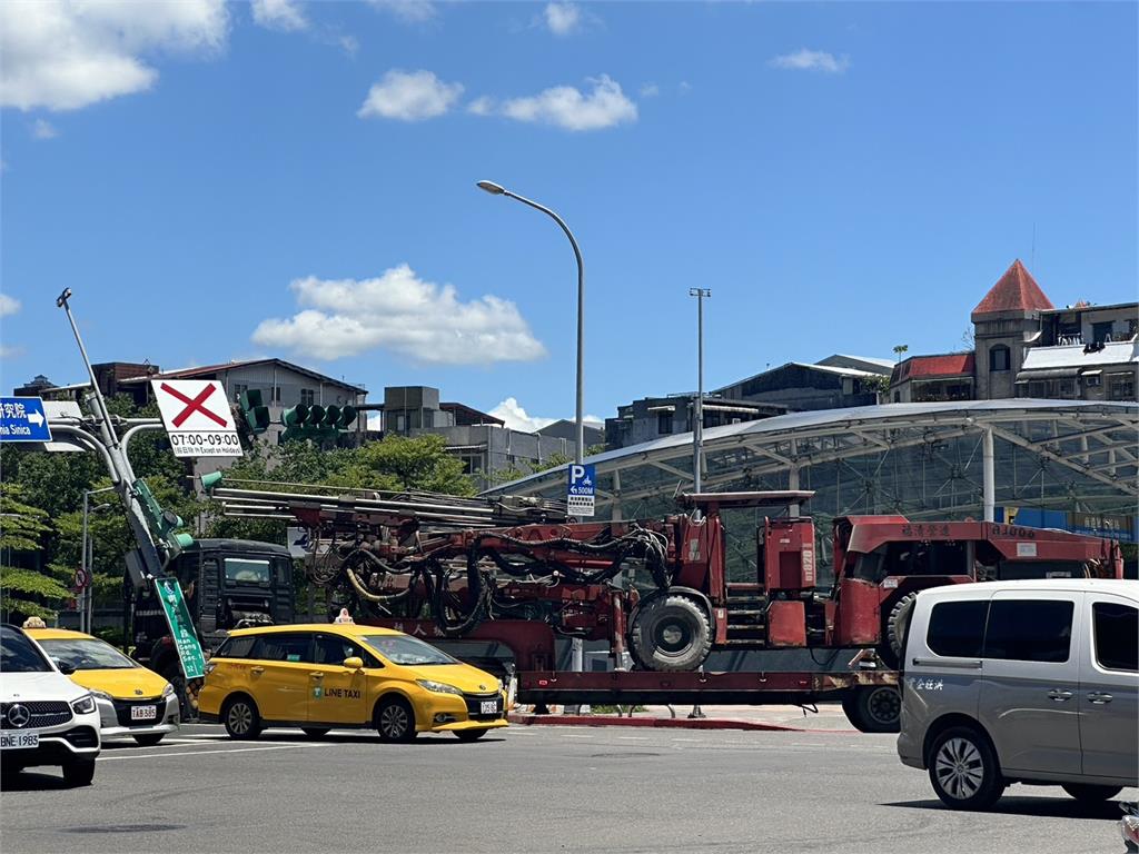 快新聞／遭大型吊車撞上　南港號誌桿「被歪腰」畫面曝光