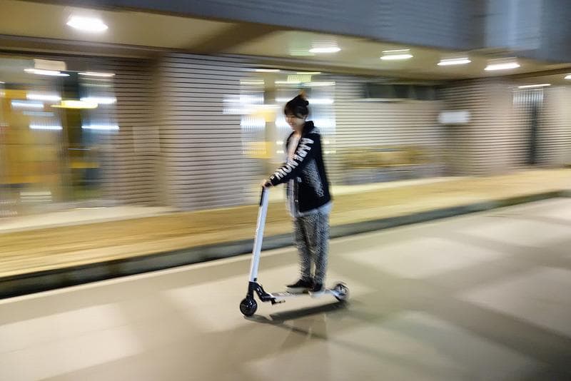 全球最輕 碳纖維車身 電動滑板車 SWAGTRON SWAGGER 潮格開箱