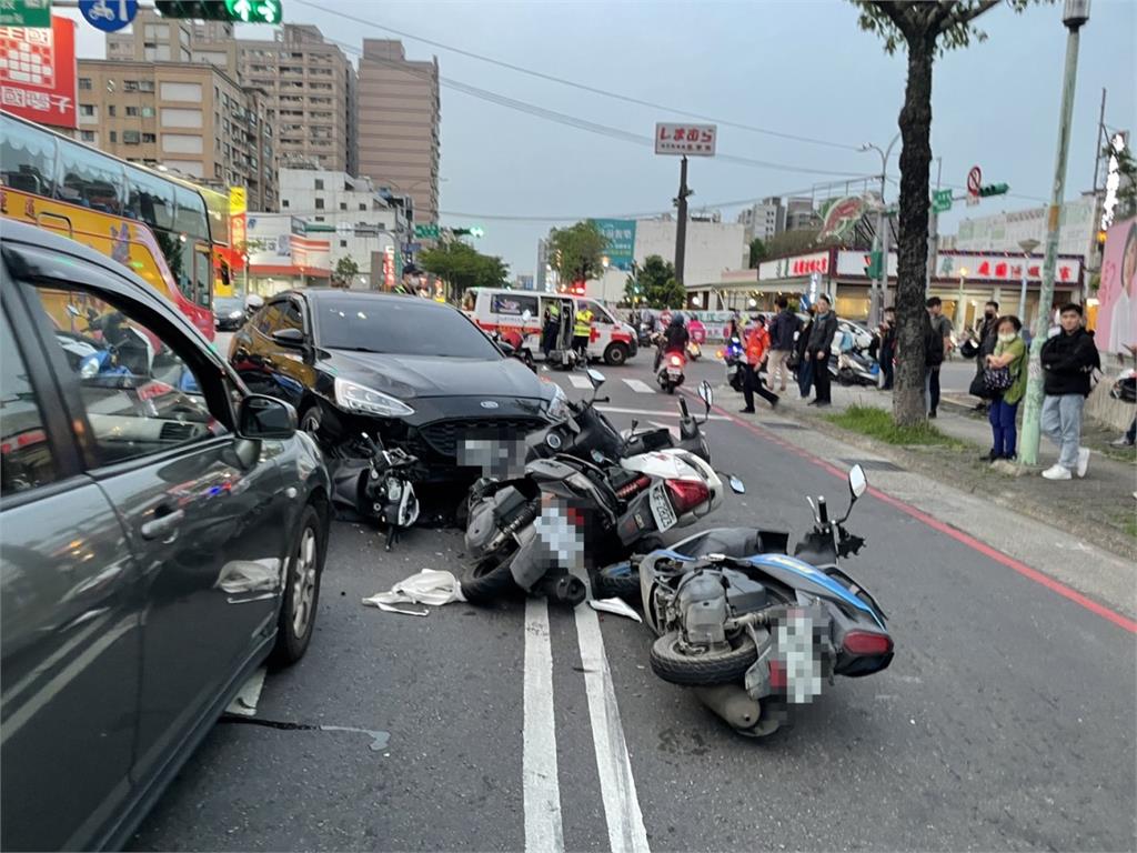 轎車突切換車道遭撞　2騎士無辜慘摔