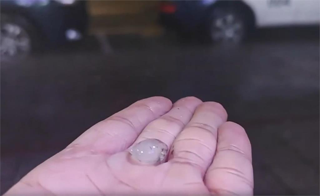 快新聞／深夜冰雹襲來、雷聲大作！受鋒面影響今全台有雨　9縣市大雨特報