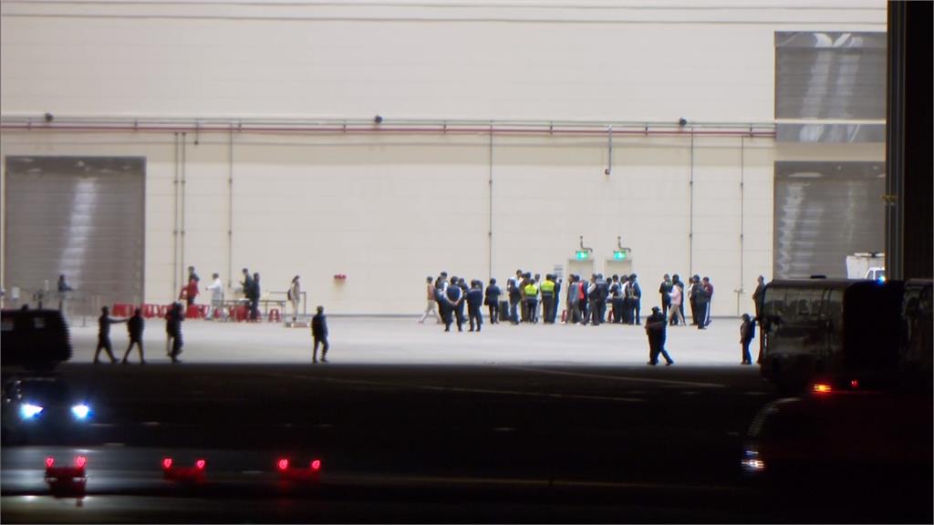 夜線／18人未配合檢疫、11人消失 武漢包機延誤抵台
