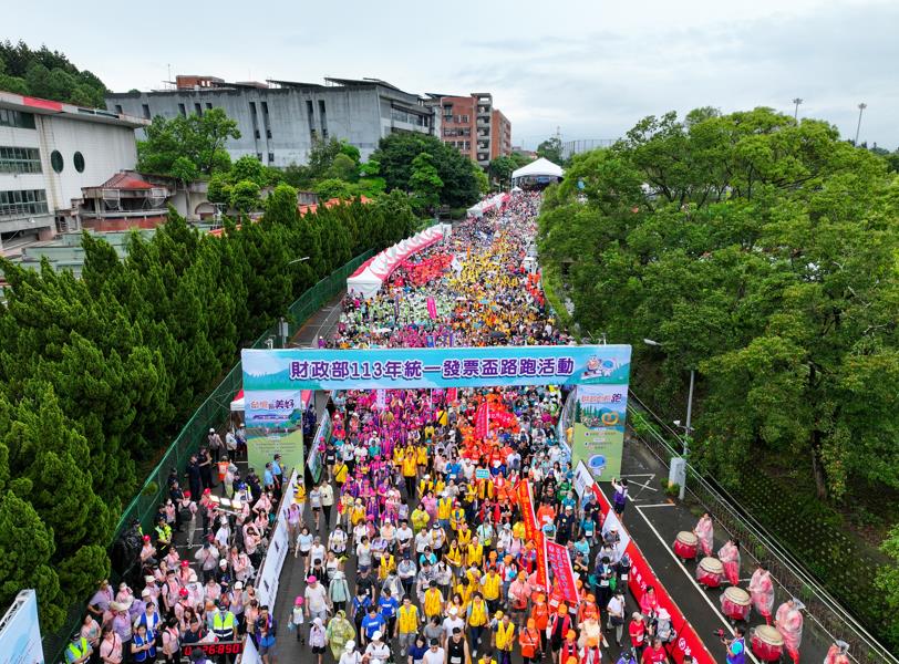 快新聞／財政部統一發票盃路跑　募集73萬張發票捐公益