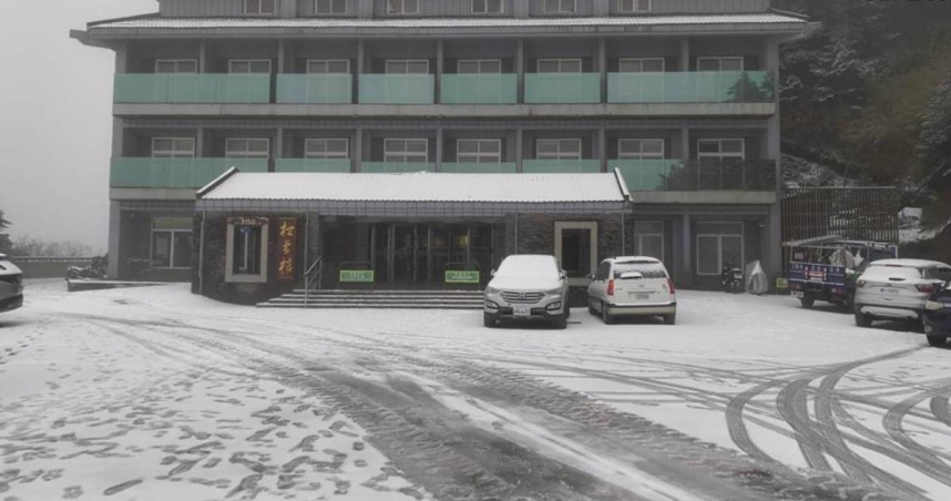 合歡山降雪了！一早成銀白世界　台14甲線限掛雪鏈通行
