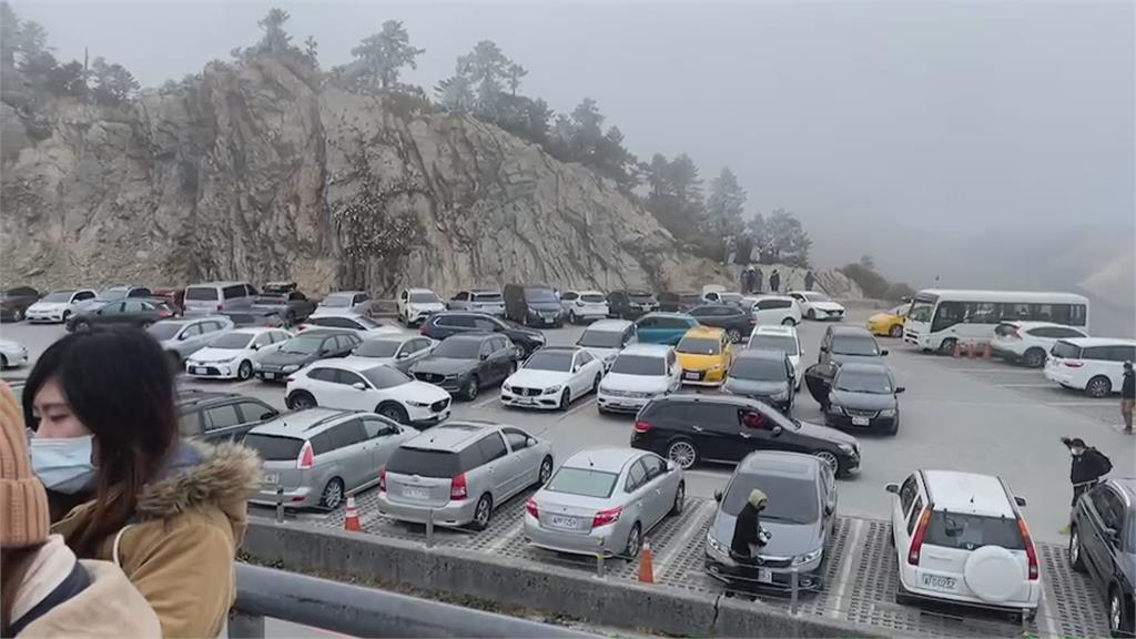 人潮擠爆中部高山 合歡山公路塞成大停車場