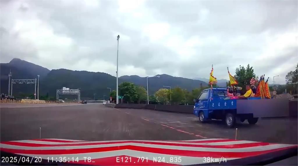 快新聞／誤上國5！小貨車參加媽祖文化季「後車斗違規載人」　畫面曝光