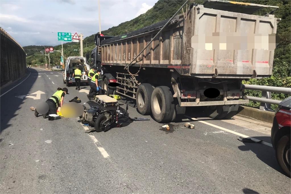 快新聞／新北林口下午「機車自撞砂石車」　男無生命跡象送醫急救