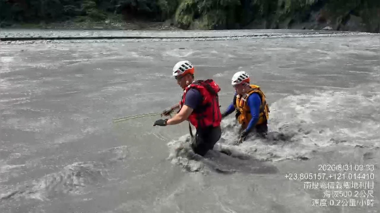 南投濁水溪泛舟意外3人待救　警消救援救生艇翻覆1隊員殉職