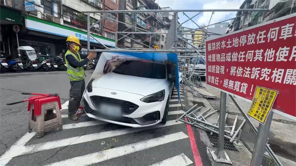 楊柳颱風／基隆最大陣風飆9級！　鷹架遭吹倒砸車　客運臨時站圍籬倒