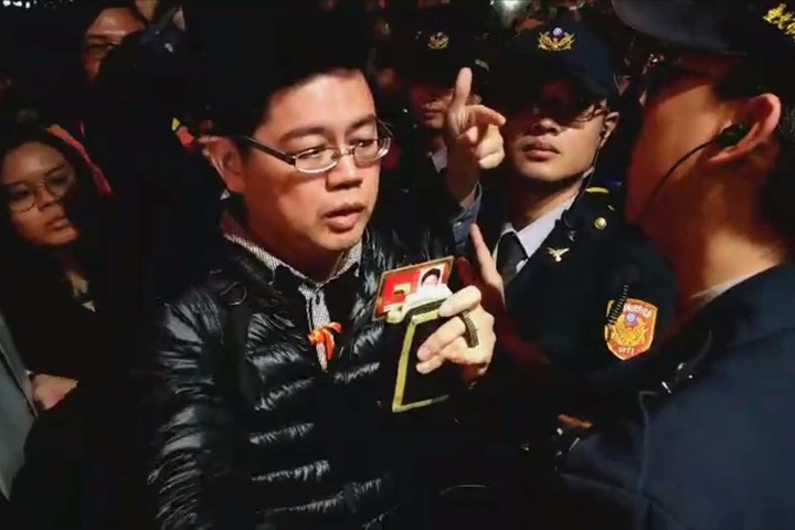 律師控違法押人「威權復辟」  警:依法執勤