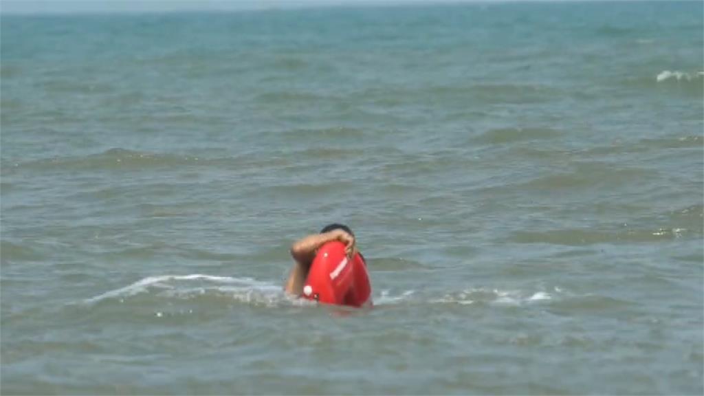救難隊演練變真救援！　男子海上溺水「動力救生圈」救命