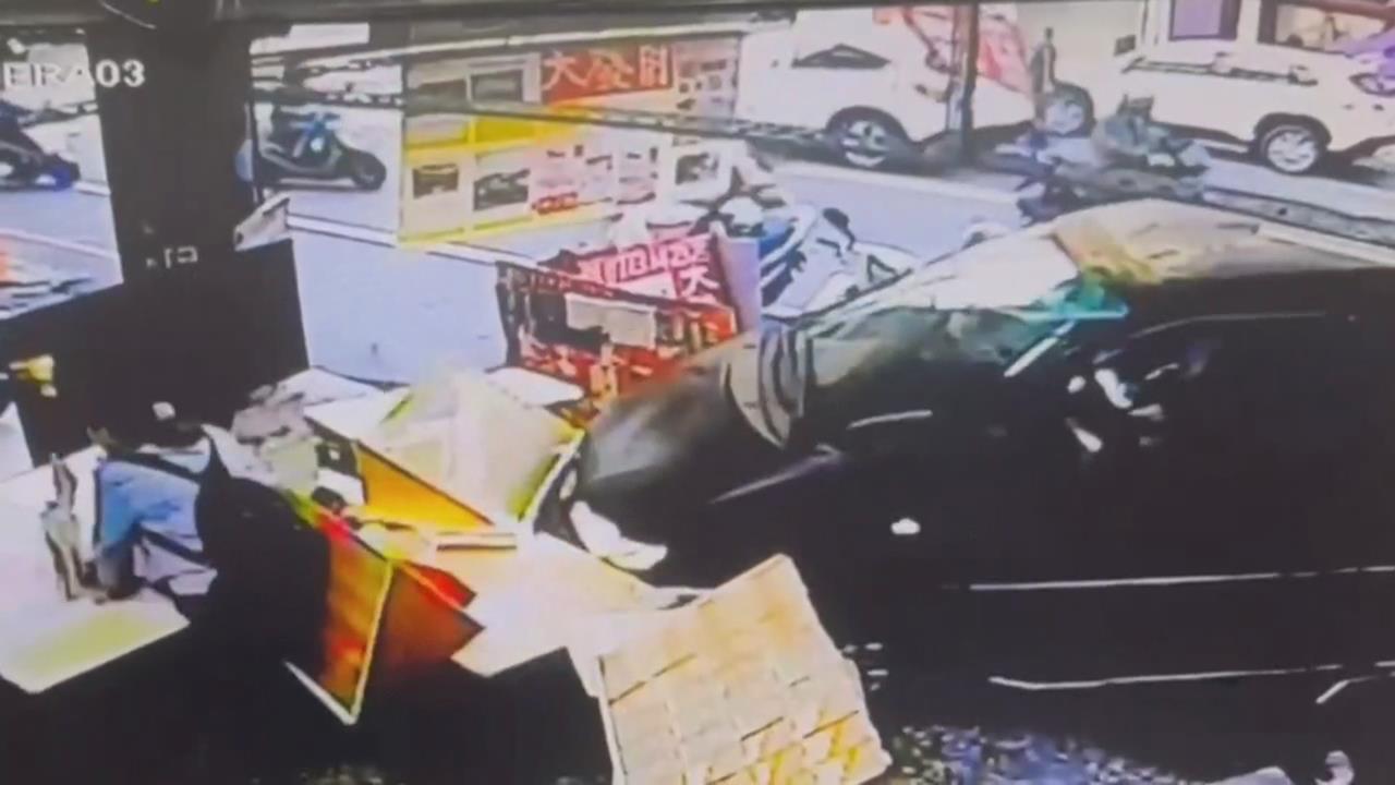 人咧？　 廂型車緩緩滑行撞彩券行　車上竟空無一人