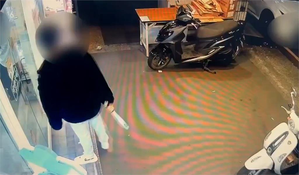 賠償損失還被送辦　感情糾紛　羅東男子竟持球棒砸娃娃店玻璃門