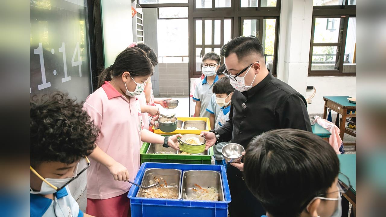 童子瑋抓包營養午餐「驚喜包」 網紅Cheap酸爆：怕長官來加菜？