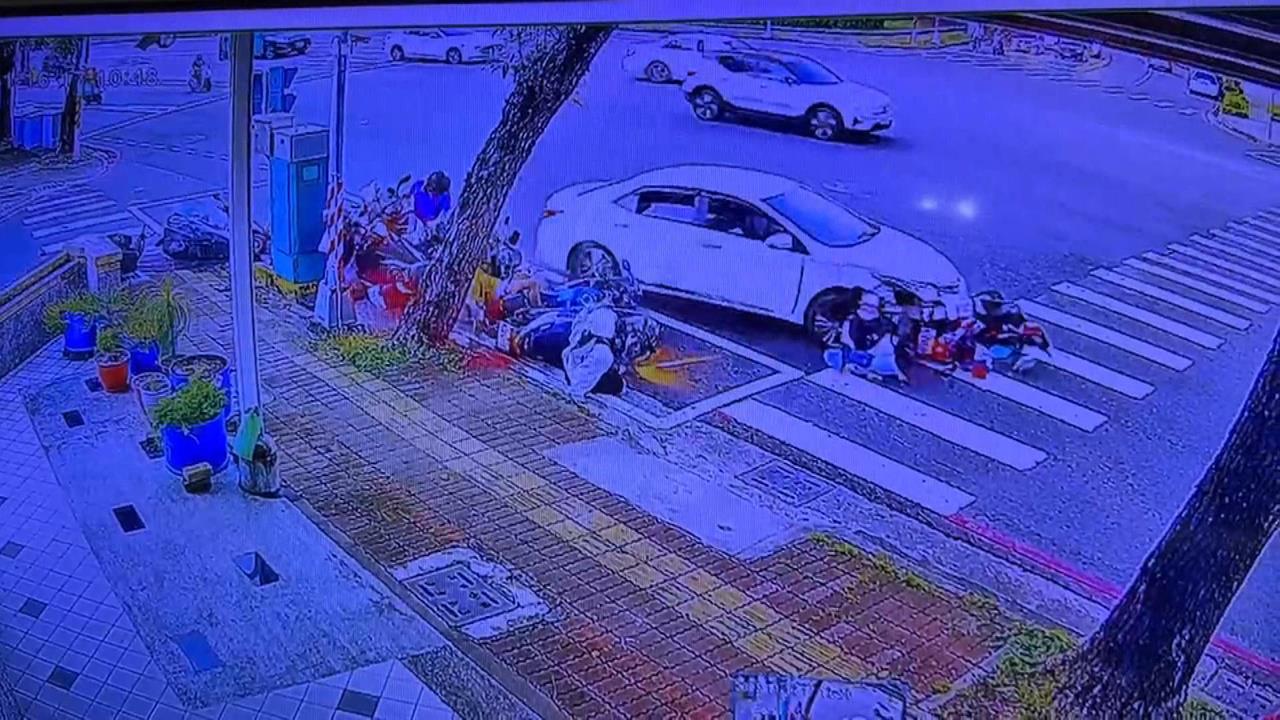 高雄楠梓車禍釀1死! 73歲翁開車衝撞機車待轉區