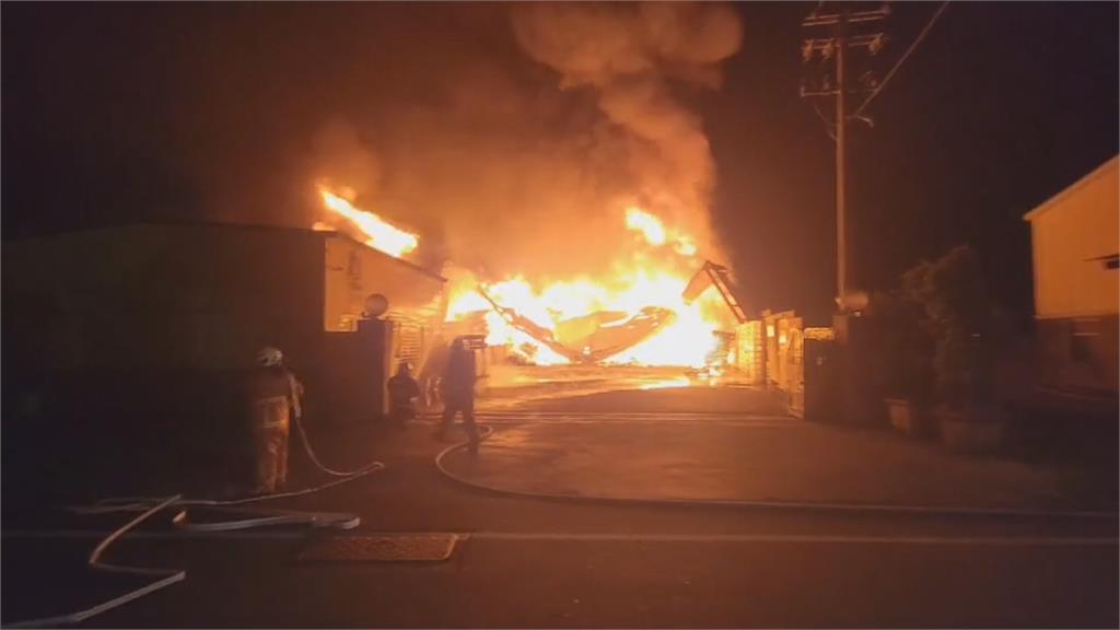 大村紙器工廠大火　烈焰沖天廠房燒到塌陷