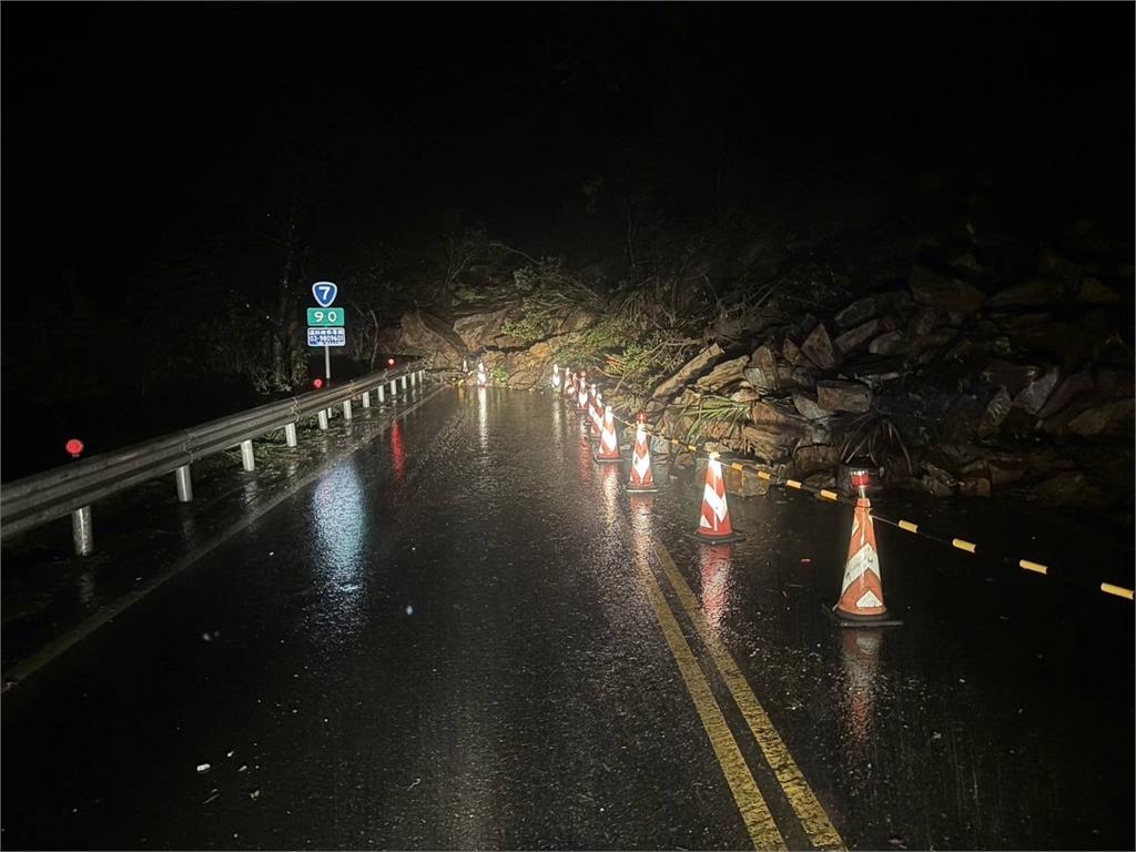 快新聞／豪雨狂炸！宜蘭台7線英士段土石坍方道路阻斷　預計搶通時間出爐