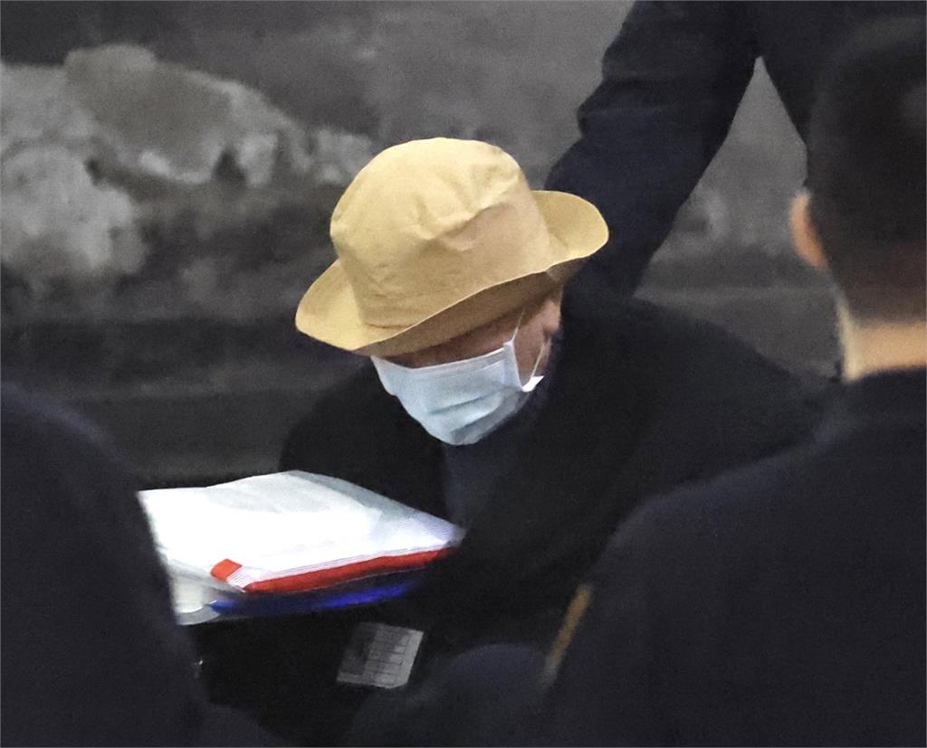 柯文哲起訴／沈慶京坐輪椅出庭　法官問是否行賄他超不爽：「我不做這種下流的事」