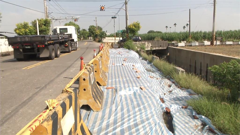 雨炸台南道路坍塌未修復 僅鋪帆布民眾撻伐