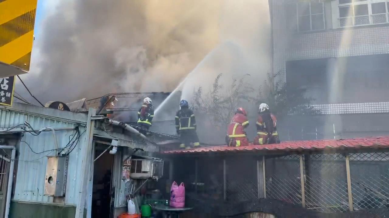 新北樹林工廠大火濃煙竄天 旁邊國小緊急疏散師生提早放學