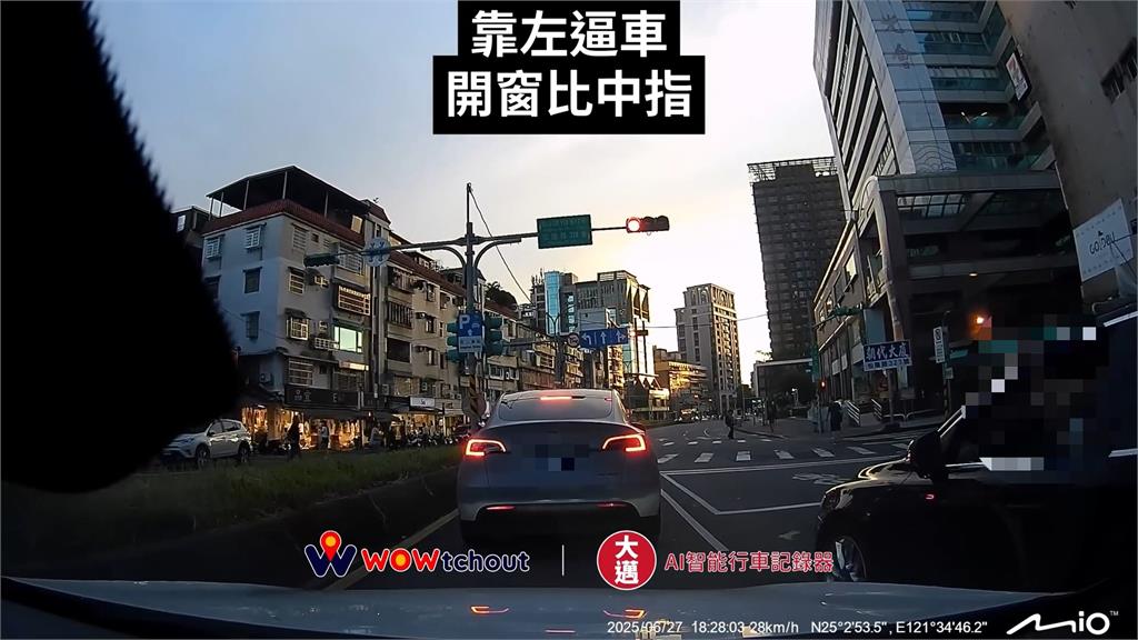 硬切車道遭按喇叭提醒！　駕駛怒下車作勢攻擊、身分曝光
