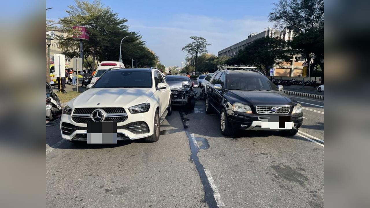台南連環車禍！　轎車疑「煞車不及」追撞前車釀7車撞成一團