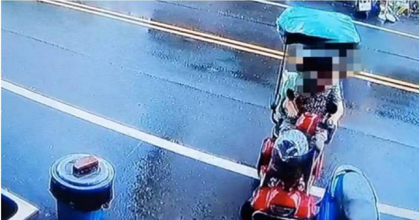 機車停路邊挨撞！彰化嬤騎電動車「倒退嚕」竄逃　遭警追緝中