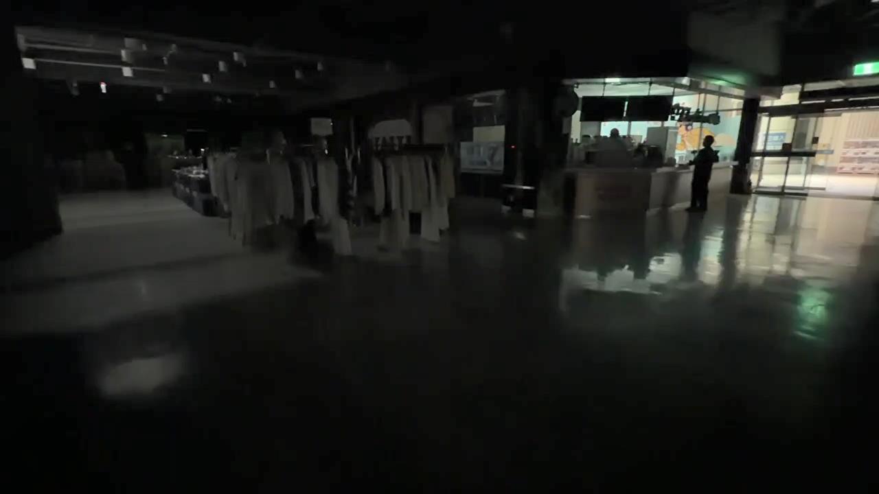 快新聞／台中又停電！家樂福文心店漆黑一片　民眾摸黑用餐畫面曝